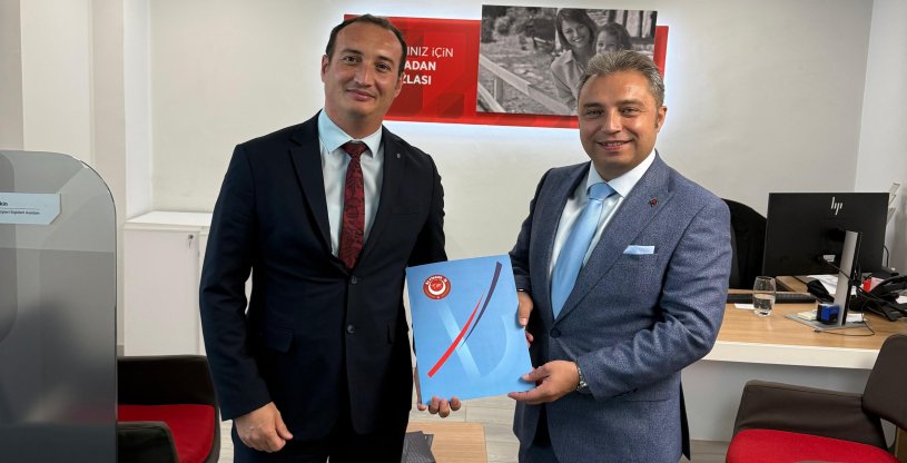 EVREN, ÜYEMİZİN EVLADININ ÖDÜLÜNÜ TAKDİM ETTİ